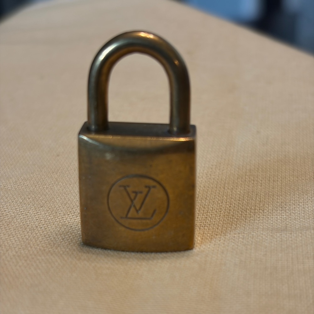 Louis Vuitton Antique Brass Pad no Key